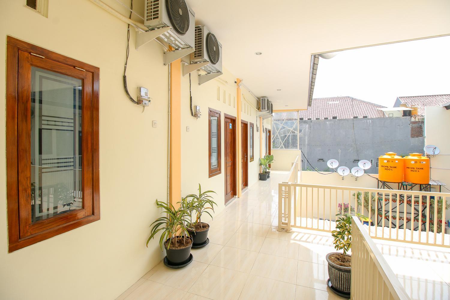 Hotel Reddoorz Syariah @ Pahlawan Sidoarjo Exterior foto
